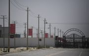 China stelt dat de kampen ‘scholen’ zijn. Prikkeldraad, wachttorens en ommuurde gebouwen doen echter anders vermoeden. beeld AFP, Greg Baker