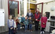 De kinderen met burgemeester Pieter Verhoeve en chauffeur Hans Bijl (in rode bodywarmer). beeld ds N.H. Beversluisschool