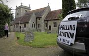 Bij Britse verkiezingen staat de kerk in het middelpunt van de politiek – als stembureau. Foto: St. John the Baptist Church in Stadhampton in juni 2016.  beeld AFP, Adrian Dennis