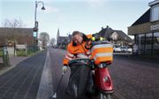 Jan Vos uit Staphorst is dagelijks onderweg om afval op te ruimen. Vos vindt hierin een nieuwe levensinvulling, nadat hij werd getroffen door een beroerte. beeld Eelco Kuiken