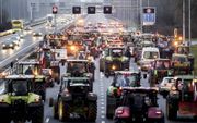 Boze boeren bij de afslag Uitgeest op de A9. De politie heeft de snelweg afgezet. Actievoerende boeren en bouwers reden op de snelweg uit protest tegen het stikstofbeleid. beeld ANP, Koen van Weel