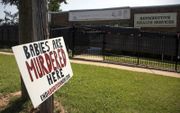 Protestbord bij een abortuskliniek in Montgomery, Alabama. Alabama nam dit jaar één van de strengste abortuswetten van de VS aan. beeld AFP, Seth Herald