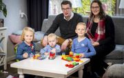 Niels en Annie Veen en hun kinderen Nienke, Jesse en Rins (v.l.n.r.). Het gezin heeft één inkomen en is dankbaar dat ze daar genoeg aan hebben. beeld Cees van der Wal