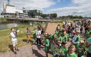 Basisschoolkinderen demonstreerden eerder dit jaar tegen de geplande biomassacentrale van de Nuon in Diemen. Ongeveer 300 kinderen liepen mee met de actie van Milieudefensie. De kinderen boden onder het motto ”Niet stoken maar stekken” plantjes aan aan ee