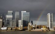 De Britten onderscheiden tussen ”economy” (economie van alledag) en ”economics” (wetenschap die haar bestudeert). Foto: Londens financiële district Canary Wharf. beeld AFP, Adrian Dennis