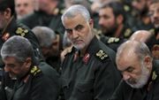 De VS doodden vrijdagmorgen vroeg de Iraanse topgeneraal Qassem Soleimani (m.). beeld EPA
