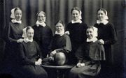 Groepsportret van zusters in de oude dracht. beeld uit besproken boek