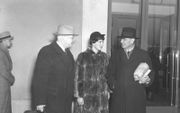 Heinrich Grüber (l.) en Martin Niemöller (r., naast zijn echtgenote) in Berlijn. De foto is genomen op oudejaarsdag 1951. beeld EPD / AKG Images