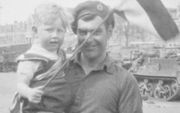 Op zondag 15 april 1945 filmt Johan Witteveen vanuit een portiek beelden van de bevrijding van Leeuwarden. Op de foto zit zijn zoon, Johan Witteveen junior, op de arm van een Canadese soldaat. beeld Fries Film Archief