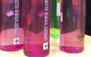 De gekleurde en gepersonaliseerde fles moet kinderen van kindcentrum Moerland stimuleren water te drinken. beeld RD