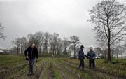 Amateurarcheologen onderzochten zaterdag met metaaldetectors een stuk land in Staphorst waar tijdens de Tweede Wereldoorlog een werkkamp stond. beeld Eelco Kuiken