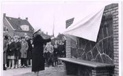 De weduwe De Goffau onthulde in 1959 een herdenkingsbank die ter nagedachtenis aan haar man werd geplaatst. beeld fam. De Goffau