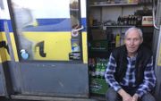 Vanwege twee versleten heupen moet de 66-jarige Koos Seegers stoppen met zijn rijdende winkel. beeld Aad Alblas