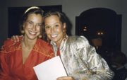 Marilène met haar zus Caroline in 1995 tijdens de viering van de vijftigste verjaardag van hun moeder. beeld ANP, Hans van den Broek
