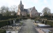Dirk Verbeek uit Veen neemt met andere vrijwilligers op twee begraafplaatsen het klein onderhoud voor zijn rekening. beeld André Bijl