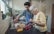 „We zullen nieuwe vormen van samenleven in wijken en gemeenschappen moeten bedenken, waarbij ouderen langer zelfstandig thuis kunnen wonen, door inzet van in-formele zorg.” beeld iStock