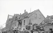 Een Churchilltank op 12 februari 1945 in de grotendeels verwoeste Duitse stad Kleef. beeld Wikimedia