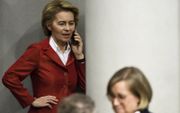 EU-Commissievoorzitter Ursula von der Leyen aan de telefoon in 2018, toen ze nog minister van Defensie was. beeld EPA, Clemens Bilan