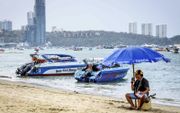 Het toerisme is een van de sectoren die hard wordt getroffen door het coronavirus. Op het strand van de Thaise kuststad Pattaya wacht een speedbootbestuurder tevergeefs op zijn Chinese toeristen. beeld AFP, Mladen Antonov