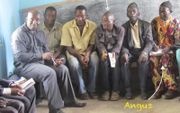 Foto met de in 2019 vermoorde Kameroense Bijbelvertalers Benjamin Tem (m.) en Angus Abraham Fung (r.). beeld via Agence Cameroun Presse