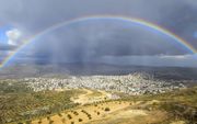 „De regenboog trekt het perspectief hoger dan het tijdelijke en aardse. Voor hemelburgers geldt dat ze zullen kennen zoals ze door God gekend zijn.” Foto: regenboog boven Kana in Galilea. beeld iStock