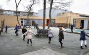 Leerlingen spelen in de pauze op het schoolplein van de reformatorische basisschool Petrus Dathenus in Hilversum. De school kampt al jaren met dalende leerlingaantallen en fuseerde daarom met het bestuur van de reformatorische basisschool in Ederveen. bee