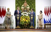 Koning Willem-Alexander tijdens zijn toespraak bij paleis Bogor. Hij werd er met koningin Maxima verwelkomd door de Indonesische president Joko Widodo en zijn echtgenote Iriana. beeld ANP, Frank van Beek