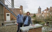 Hendrik Timmer (l.) en Arjen Zijderveld. Beiden zijn betrokken bij het project All Ears in Groningen: een initiatief waar studentenwerkers een plek bieden aan studenten die nergens hun verhaal kwijt kunnen. beeld Sjaak Verboom