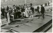 De enige bekende historische foto van kinderevacuatie per schip (niet de Bona Spes), maart 1945. beeld Menno Huizinga, collectie NIOD