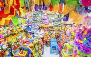 Een kraam in de stad Yiwu in China verkoopt plastic speelgoed in alle soorten, maten en kleuren. China is de grootste producent van plastic ter wereld, het land is goed voor meer dan een kwart van de totaalproductie.  beeld Richard John Seymour