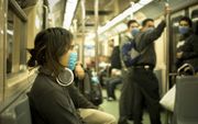 Metroreizigers in Mexico-Stad met mondkapjes om zichzelf te beschermen. beeld Wikipedia