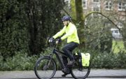 Arjan van den Berg uit Barneveld rijdt drie à vier keer per week op zijn snelle e-fiets naar zijn werk in Apeldoorn. „Extra sporten is voor mij niet meer nodig.” beeld RD, Anton Dommerholt