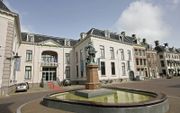 Standbeeld van Willem Lodewijk voor het Stadhouderlijk Hof in Leeuwarden. De stadhouder en zijn vrouw woonden hier. In 1603 werd het naburige Dekamahuis aan het complex toegevoegd. Later is het Stadhouderlijk Hof nog meermalen drastisch verbouwd.  beeld R