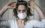 Een verloskundige uit Groningen draagt een net bezorgd mondkapje. De beroepsgroep heeft, mede door hamsterende burgers, gebrek aan beschermingsmiddelen. beeld ANP, Siese Veenstra
