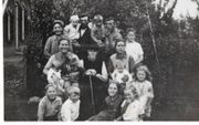 Jannie Stam –nu mevrouw Kreijkes– (zittend rechts, in jurk met V-hals) met familieleden bij de boerderij van haar oom. beeld fam. Kreijkes