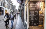 In het centrum van een grote Nederlandse stad, hier Amsterdam, zie je overwegend Engelstalige uithangborden en reclame-uitingen. beeld RD, Henk Visscher