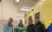 Maurits ten Hoor (r.) en Jauke de Bruin op de ambulancepost in Zwijndrecht. Tulpen voor harde werkers. beeld RAV Zuid-Holland Zuid