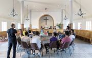 Bijbelstudie met asielzoekers in een voormalige marinekapel in Katwijk.beeld Sjaak Verboom