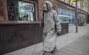 Sommige burgers in Moskou pakken zich helemaal in, uit angst voor het virus. beeld AFP