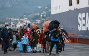Migranten arriveren in de haven van Mytilene, op het Griekse eiland Lesbos, eind vorige week. Nieuw aangekomen migranten gaan naar een gesloten kamp in het noorden van Griekenland. beeld AFP, Manolis Lagoutaris