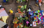 Markt in Bissau, hoofdstad van Guinee-Bissau. Het Afrikaanse land verbood vorige week alle weekmarkten vanwege het coronavirus. beeld GettyImages