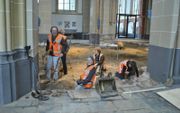 Opgraving en metaaldetectie in de Walburgiskerk. beeld Gemeente Zutphen, team archeologie