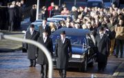 Massaal meeleven tijdens een begrafenis –zoals hier in Katwijk– is onmogelijk als gevolg van overheidsrichtlijnen die het gevaar voor coronabesmetting proberen in te dammen. beeld RD, Henk Visscher