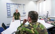 Militaire planners van defensie en de Brabantse ziekenhuizen overlegden vorige week over de verplaatsing van coronapatiënten naar andere ziekenhuizen. Deze militairen zijn binnen de krijgsmacht getraind in het plannen van patiëntenvervoer. beeld ANP, Rob 
