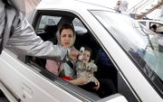 Een Iraanse gezondheidswerker test burgers bij de snelweg tussen Teheran en Alborz. beeld EPA, Abedin Taherkenareh