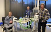 Prof. Verdaasdonk (r.) met enkele collega-onderzoekers bij een beademingsapparaat in de simulatie-ic van het Technical Medical Centre van de Twentse Universiteit in Enschede. beeld  Universiteit Twente