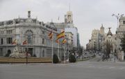Lege straten in Madrid, maandagmorgen. Het land ging vanaf maandag in een volledige lockdown. beeld EPA, Juaanjo Martin