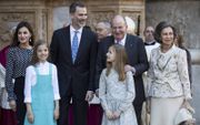 Het gezin van koning Felipe met zijn ouders. V.l.n.r.: Letizia, Sofia, Felipe, Leonor, Juan Carlos en Sofia. beeld AFP, Jaime Reina