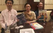 Hiroo Shimoyama, Rika Ueda, en Toru Moriskita zetten zich in om hikikomori –sociale kluizenaars– te helpen. Het taboe dat rond deze bevolkingsgroep hangt, willen ze doorbreken met posters en voorlichtingsmateriaal. beeld RD