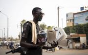 Een straatverkoper verkoopt mondkapjes in de Burkinese hoofdstad Ouagadougou. beeld AFP, Olympia de Maismont